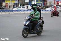 Xem bản đồ khi lái xe, shipper, tài xế xe ôm cần làm gì để không bị phạt?