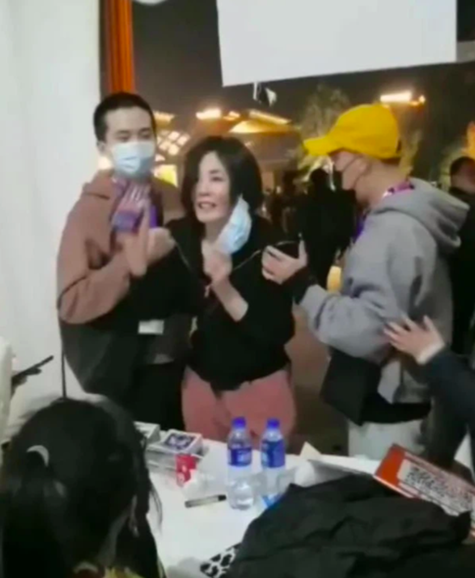Vương Phi rạng rỡ đón năm mới bên tình trẻ tin đồn - 5 Vương Phi rạng rỡ đón năm mới bên tình trẻ tin đồn - 5