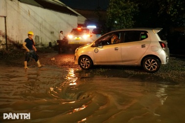 Quốc lộ ở TPHCM ngập mênh mông, người dân "chôn chân" sau giờ tan ca