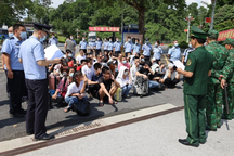 Tiếp nhận công dân xuất cảnh trái phép, phát hiện 3 đối tượng truy nã