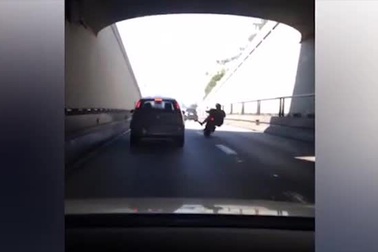 Ngứa mắt với ô tô, người đi xe máy giơ chân đạp và kết quả