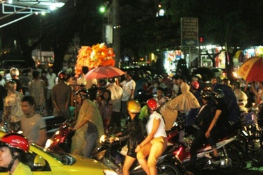 Hàng ngàn người dân “đội” mưa đi xem múa lân