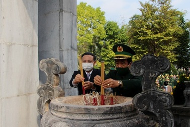 Tư lệnh Bộ đội Biên phòng dâng hương tại Đài tưởng niệm Pò Hèn