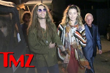 Paris Jackson vui vẻ bên bạn trai
