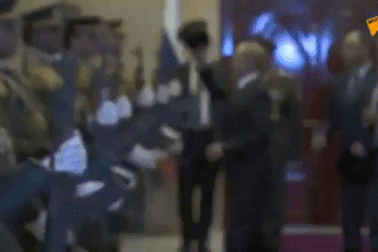 Video Tổng thống Putin nhặt mũ cho quân nhân gây “bão” mạng