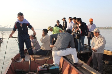 Vụ bác sĩ ném xác: Hút cát dưới lòng sông tìm thi thể nạn nhân