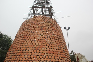 Cây thông Noel "khủng" được làm từ... hơn 5.000 chiếc nồi đất