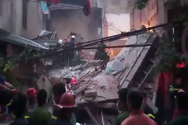 Quân đội, cảnh sát pccc căng mình cứu 5 người dưới nhà sập ở Hà Nội