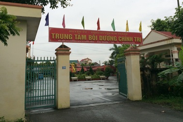 Cách chức Giám đốc Trung tâm Bồi dưỡng chính trị rút tiền ngân sách