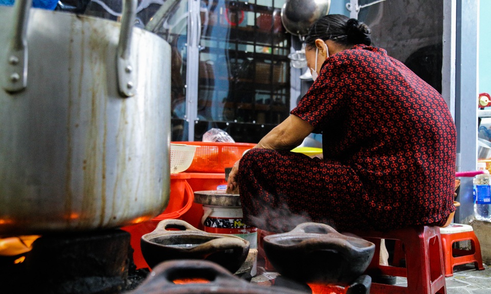 Mẹ già 70 tuổi và câu chuyện nồi lẩu gánh 3 thế hệ - 9 Mẹ già 70 tuổi và câu chuyện nồi lẩu gánh 3 thế hệ - 9