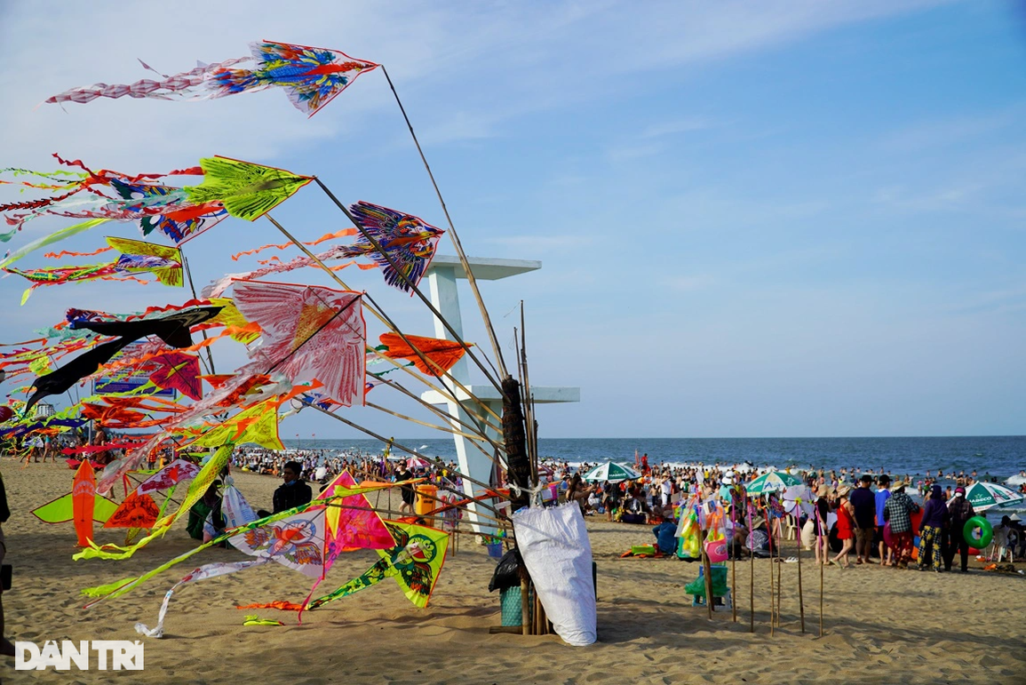 Nắng nóng, bãi biển Sầm Sơn lại ken đặc người - 9 Nắng nóng, bãi biển Sầm Sơn lại ken đặc người - 9