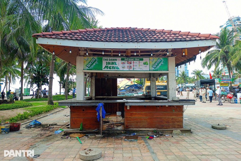 Cưỡng chế nhiều quầy hàng ven biển Đà Nẵng - 2
