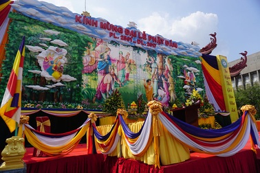 Sài Gòn rực rỡ cờ hoa đón mừng đại lễ Phật đản