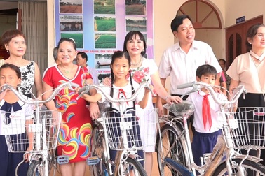 Trao 61 suất học bổng và 20 chiếc xe đạp cho học sinh hiếu học