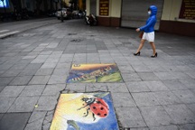 Hà Nội: Biến nắp cống, nắp hố ga thành tranh gốm rực rỡ sắc màu