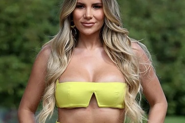 Georgia Kousoulou khoe vòng một nảy nở