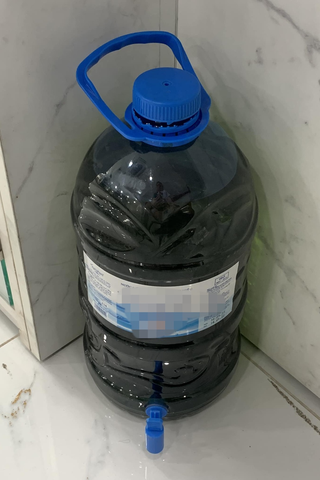 Bác sĩ ở TPHCM tái mặt khi được bệnh nhân mang cả bình xăng đến tặng - 1 Bác sĩ ở TPHCM tái mặt khi được bệnh nhân mang cả bình xăng đến tặng - 1