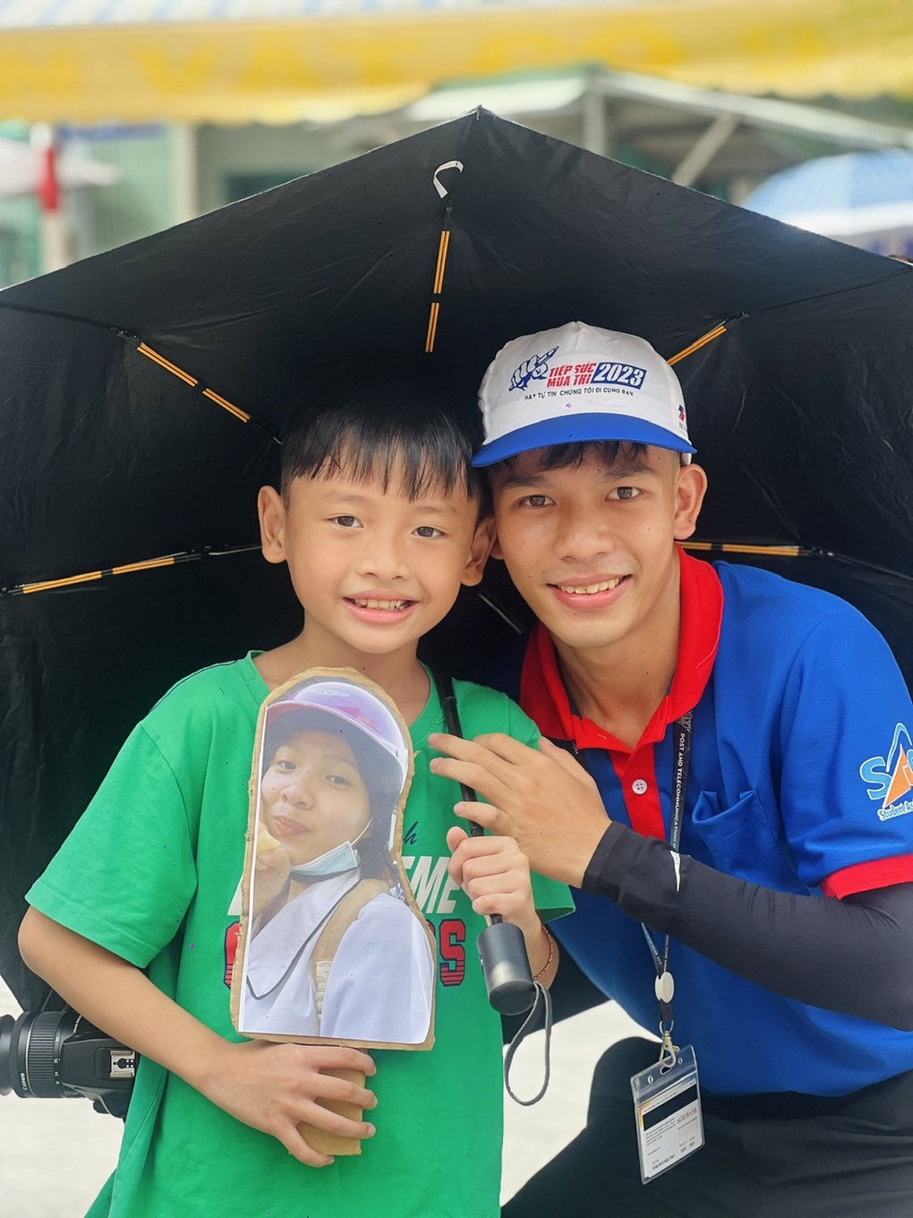 Rụng tim với cậu bé đưa chị đi thi: “Ở nhà như chó với mèo” - 2 Rụng tim với cậu bé đưa chị đi thi: “Ở nhà như chó với mèo” - 2