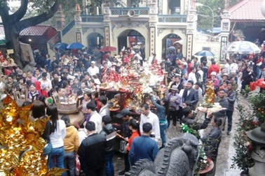 Chính quyền ra quân “nhặt sạn” tại đền Bà Chúa Kho