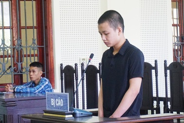 Lao xe ô tô vào đám đông để “trả thù”, em đi tù, anh bỏ trốn