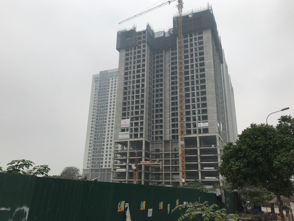 Hà Nội: Cần cẩu tháp khổng lồ đổ sập khi đang được tháo dỡ - 3 Hà Nội: Cần cẩu tháp khổng lồ đổ sập khi đang được tháo dỡ - 3