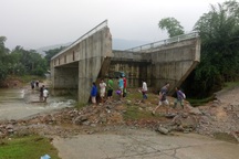 Hòa Bình: Cả xã bị cô lập trong mùa lũ do cầu xây xong không có đường lên