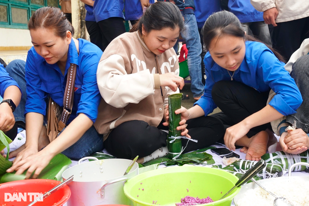 Sinh viên trổ tài gói bánh chưng, bánh tét đón Tết sớm - 2 Sinh viên trổ tài gói bánh chưng, bánh tét đón Tết sớm - 2