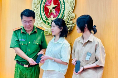 Nữ sinh Học viện Hàng không tông ngã tên cướp ở TPHCM