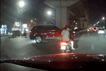 Đầu trần "kẹp" 3, nhóm thanh niên đi xe máy lao vào ô tô