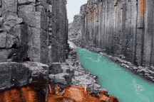 Những cột đá tự nhiên kỳ lạ ở đất nước của băng và lửa