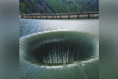 Hiện tượng hiếm thấy sau bão ở bang California