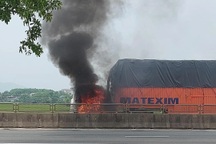 Xe đầu kéo chở ô tô bốc cháy ngùn ngụt trên quốc lộ