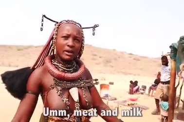 Bộ tộc kỳ lạ cả đời không tắm, phụ nữ chỉ để ngực trần