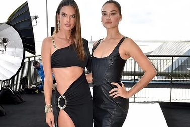 Alessandra Ambrosio mặc váy xẻ cao khoe chân dài miên man