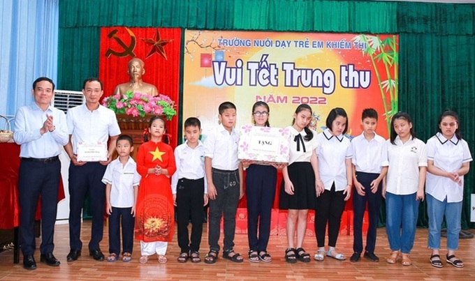 Bí thư Thành ủy Trần Lưu Quang tặng quà cho các em học sinh Trường Nuôi dạy trẻ em khiếm thị Hải Phòng.