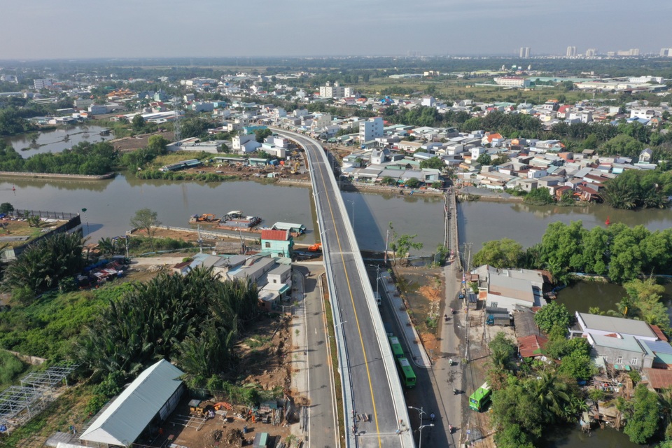 Dân vùng ven Sài Gòn háo hức chờ cây cầu xây 8 năm mới xong - 1 Dân vùng ven Sài Gòn háo hức chờ cây cầu xây 8 năm mới xong - 1