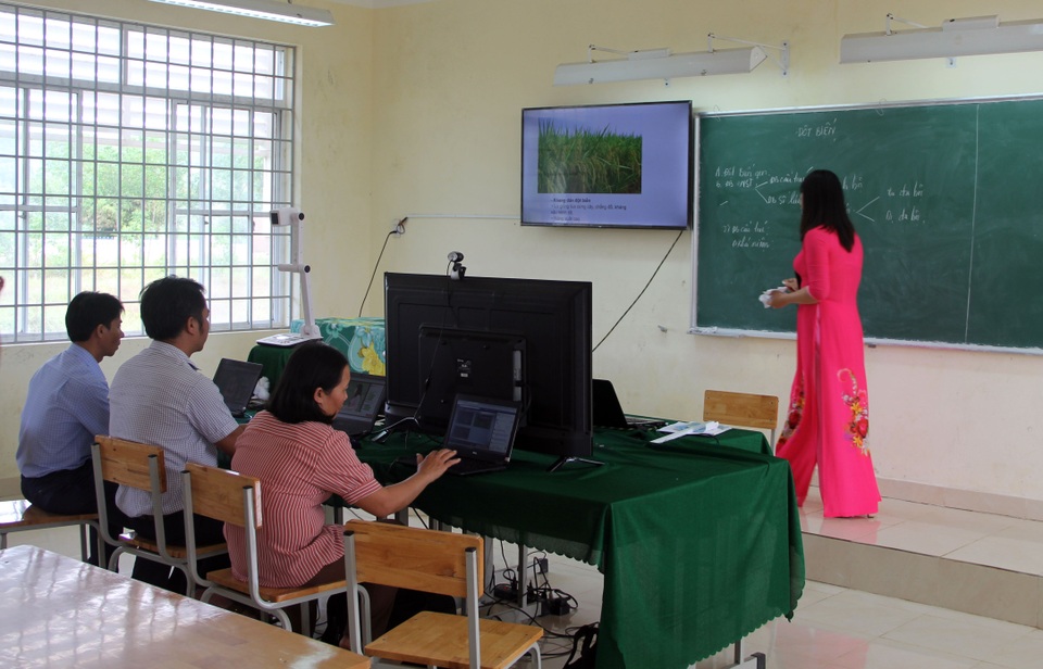 Học sinh vùng quê thích thú với lớp học trực tuyến giữa mùa dịch - 2 Học sinh vùng quê thích thú với lớp học trực tuyến giữa mùa dịch - 2