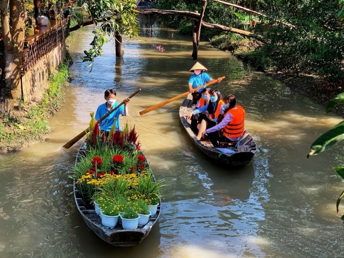 Doanh nghiệp lữ hàng tung nhiều tour du lịch hấp dẫn.