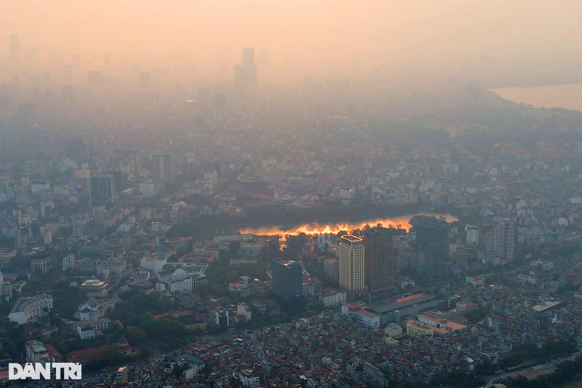 Ngắm những buổi hoàng hôn rực rỡ trên sông Hồng - 9 Ngắm những buổi hoàng hôn rực rỡ trên sông Hồng - 9