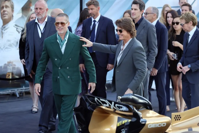 Khoảnh khắc Tom Cruise và Brad Pitt tái ngộ sau 24 năm gây sốt - 4 Khoảnh khắc Tom Cruise và Brad Pitt tái ngộ sau 24 năm gây sốt - 4