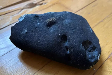 Thiên thạch 5 tỷ năm tuổi đâm xuyên qua nhà dân