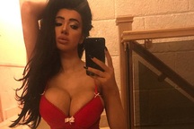 “Người đẹp dao kéo” gợi cảm đón giáng sinh