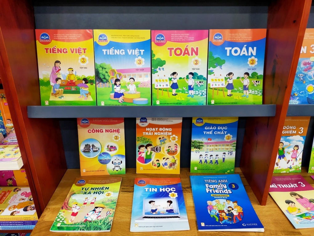 Nhà xuất bản Giáo dục Việt Nam đưa sách giáo khoa kịp đón năm học mới - 4 Nhà xuất bản Giáo dục Việt Nam đưa sách giáo khoa kịp đón năm học mới - 4