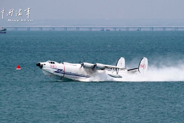 Máy bay hải quân Trung Quốc lao xuống biển khi tập trận