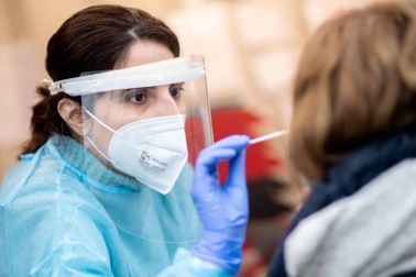 Omicron lây lan mạnh, Anh ghi nhận 7 ca tử vong đầu tiên trên thế giới