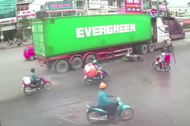 Mối nguy hiểm khi đi gần xe công-ten-nơ