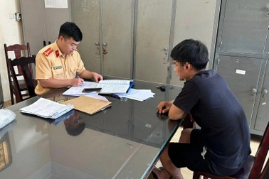 Tài xế bị phạt 17 triệu đồng, tước bằng lái 6 tháng vì lùi xe trên cao tốc