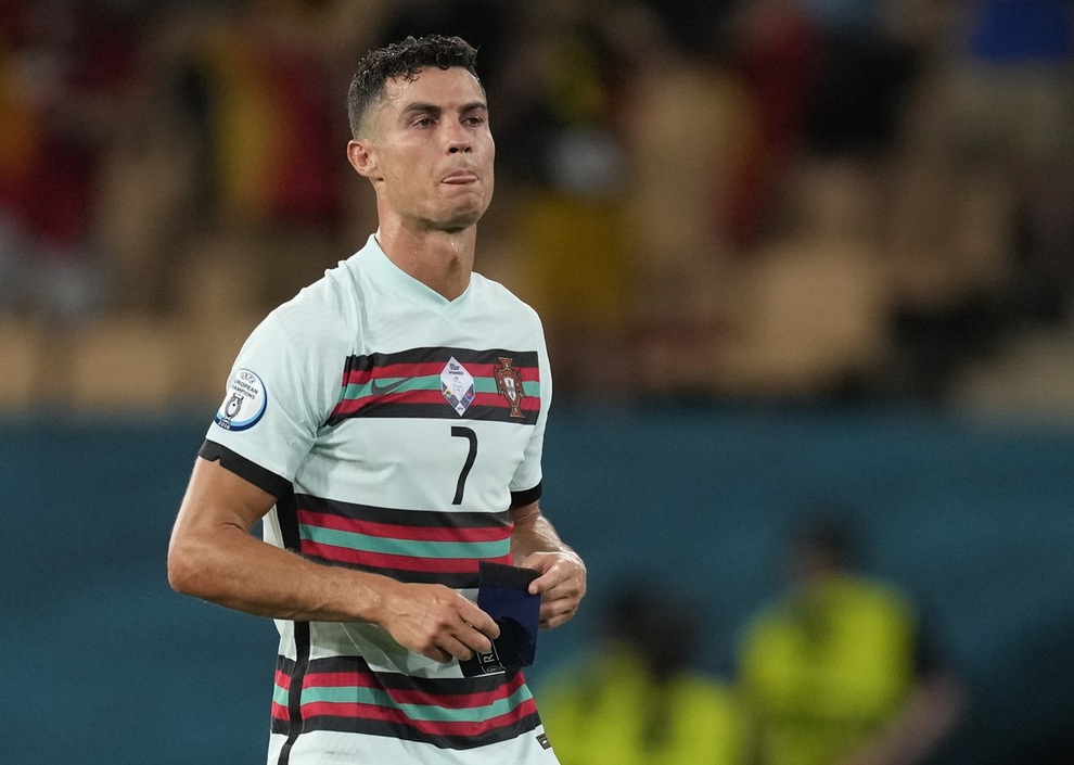 Ronaldo tức giận ném băng đội trưởng sau khi Bồ Đào Nha bị loại - 2 Ronaldo tức giận ném băng đội trưởng sau khi Bồ Đào Nha bị loại - 2