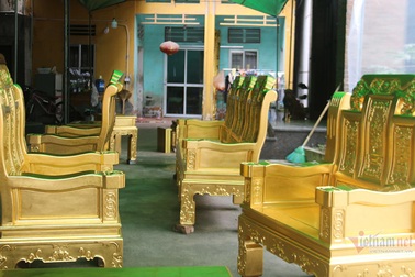 Chiêm ngưỡng bộ bàn ghế tiền tỷ đại gia dát vàng chơi Tết