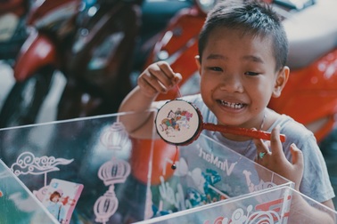 Trung thu nghe kể truyện cổ tích giữa đời thực về chiếc thùng đồ chơi Cho – Nhận